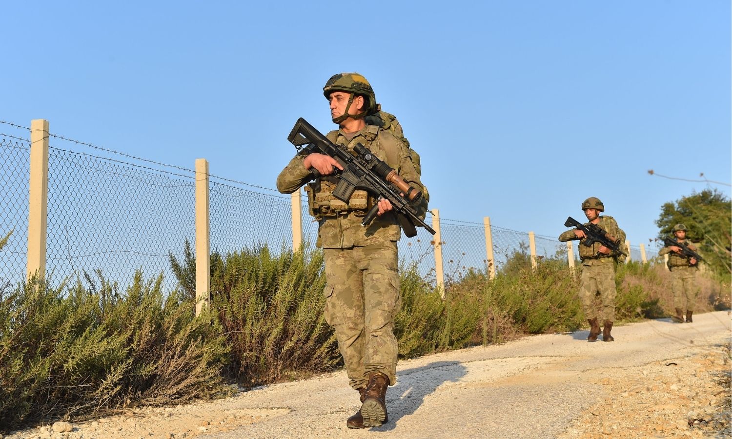 عنصر من حرس الحدود التركي على الحدود السورية- التركية - 13 من شباط 2024 (وزارة الدفاع التركية)
