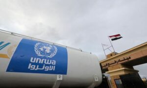 شاحنة تحمل شعار وكالة الأمم المتحدة لإغاثة وتشغيل اللاجئين (الأونروا) تعبر إلى مصر من غزة-27 تشرين الثاني 2024 (رويترز)