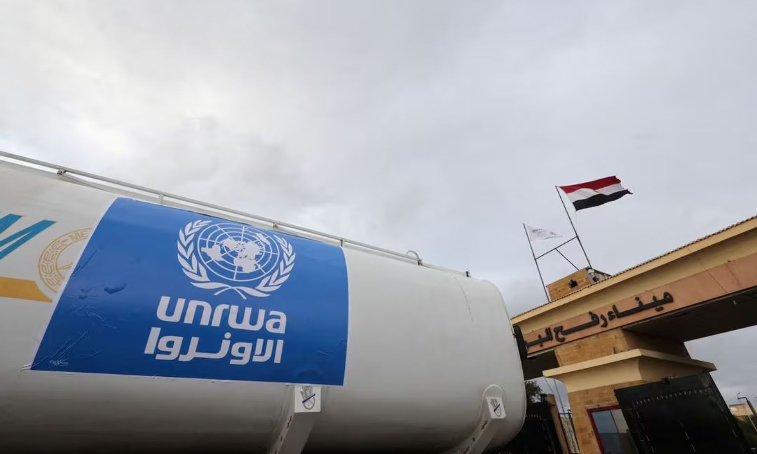 شاحنة تحمل شعار وكالة الأمم المتحدة لإغاثة وتشغيل اللاجئين (الأونروا) تعبر إلى مصر من غزة-27 تشرين الثاني 2024 (رويترز)