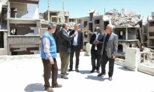 المفوض العام للأونروا فيليب لازاريني (منتصف الصورة) في زيارة لمناطق اللاجئين الفلسطينيين في سوريا 2022 (الأونروا)