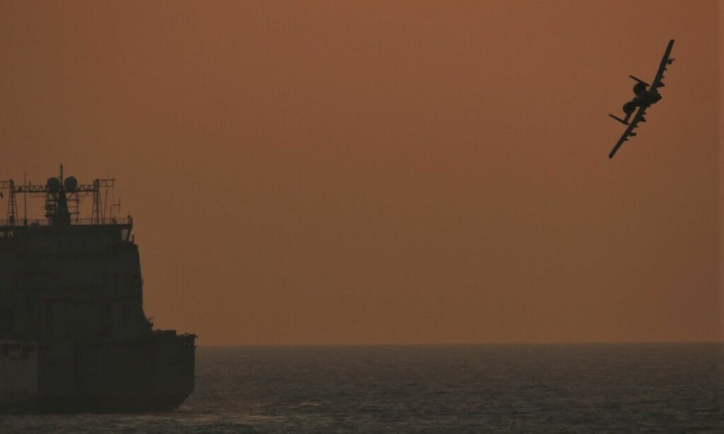 قاتلة جوية أمريكية تحلق بالقرب من سفينة حربية بريطانية في الخليج العربي- 30 من حزيران 2023 (سينتكوم)