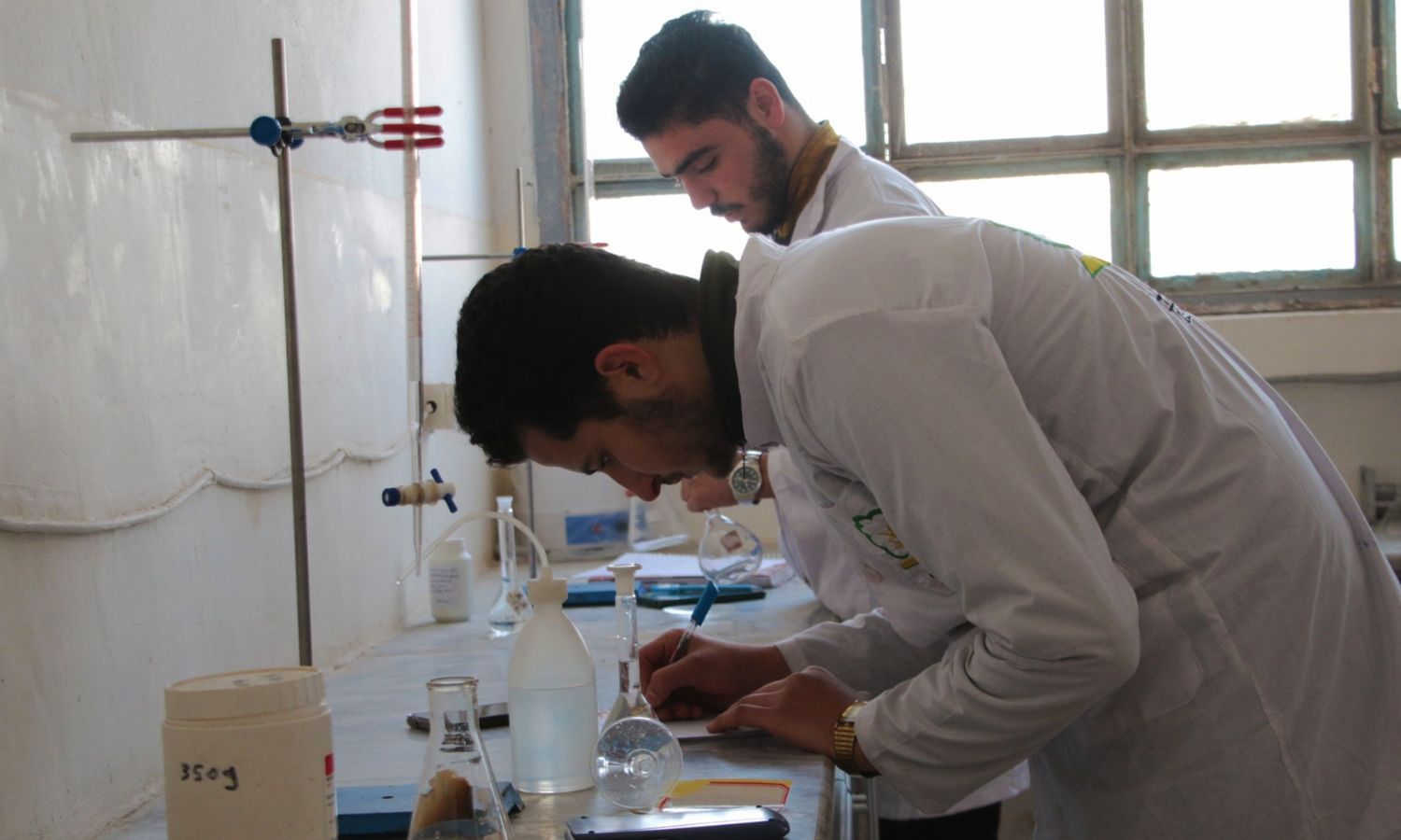 طلاب مجمع الهندسات خلال امتحانات العملي للفصل الدراسي الأول لعام 2023 - 2024 في جامعة "إدلب" - 8 من كانون الثاني 2024 (جامعة إدلب)