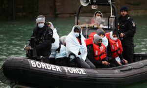 وصول مهاجرين إلى بريطانيا- 17 كانون الأول 2021 (رويترز)
