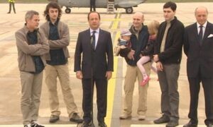 رهائن فرنسيون في فرنسا بعد الإفراج عنهم إثر خطفهم في سوريا - 20 نيسان 2014 (AFP)