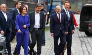 المستشار الألماني أولاف  شولتز، وزعيم حزب الخضر روبرت هابيك وأنالينا بيربوك، وزعيم الحزب الديمقراطي الحر كريستيان ليندنر يسيرون بعد اجتماع لائتلاف "إشارة المرور" في برلين-  24 تشرين الثاني 2021( رويترز)
