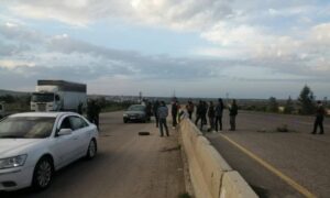 محتجون يقطعون طريق دمشق السويداء بالقرب من جسر مردك غربي المحافظة- 27 من شباط 2024 (الراصد/ فيس بوك)
