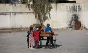 أطفال في ساحة مدرسة مهجورة بسوريا - 24 من كانون الثاني 2024 (يونيسف)