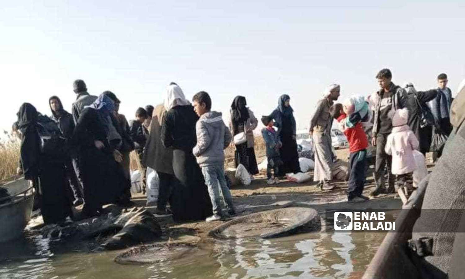 مدنيون في معبر الجنينة النهري غربي دير الزور- 15 من كانون الثاني 2024 (عنب بلدي)
