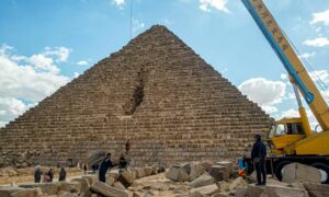 جانب من أعمال الترميم لهرم منقرع في الجيزة- مصر في 30 من كانون الثاني 2024 (AFP)