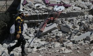 آثار استهداف أربع غارات جوية للطائرات الحربية الروسية استهدفت منشرة للأخشاب على أطراف مدينة إدلب الغربية - 29 من شباط 2024 (الدفاع المدني السوري)