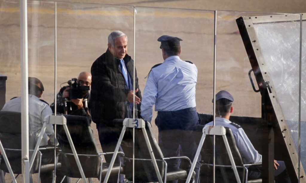 رئيس الوزراء الإسرائيلي بنيامين نتنياهو خلال حفل تخرج طيارين إسرائيليين في قاعدة حاتسيريم الجوية في صحراء النقب- 26 من كانون الأول 2018 (Aharon Krohn/Flash90)