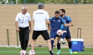 هيكتور كوبر أقصى يسار الصورة رفقة لاعبي المنتخب السوري كانون الثاني 2024 (الاتحاد السوري لكرة القدم/ فيس بوك)