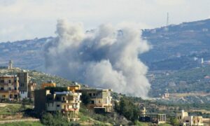 تصاعد الدخان إثر قصف إسرائيلي على قرية حدودية لبنانية- كانون الثاني 2024 (AFP)