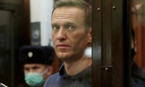 زعيم المعارضة الروسية أليكسي نافالني في أثناء إعلان الحكم عليه بالسجن في موسكو- 2 من شباط 2021 (رويترز)