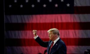 ترامب وخلفه العلم الأمريكي خلال مهرجان انتخابي شباط 2024 (واشنطن بوست)