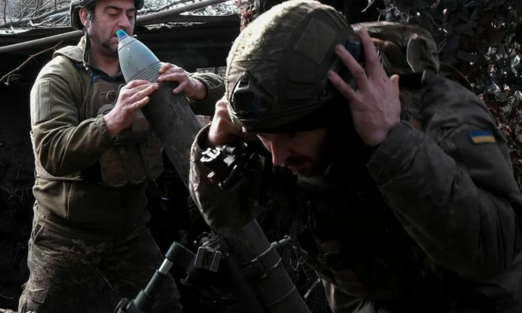 جنديان من القوات الأوكرانية يستعدان لإطلاق قذيفة هاون شباط 2024 (واشنطن بوست)