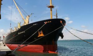 سفينة الشحن "سي تشامبيون" ترفع العلم اليوناني ، وترسو في ميناء عدن باليمن بعد تعرضها لهجوم في البحر الأحمر يعتقد أن مصدره جماعة الحوثيين- 21 من شباط 2024 (رويترز)