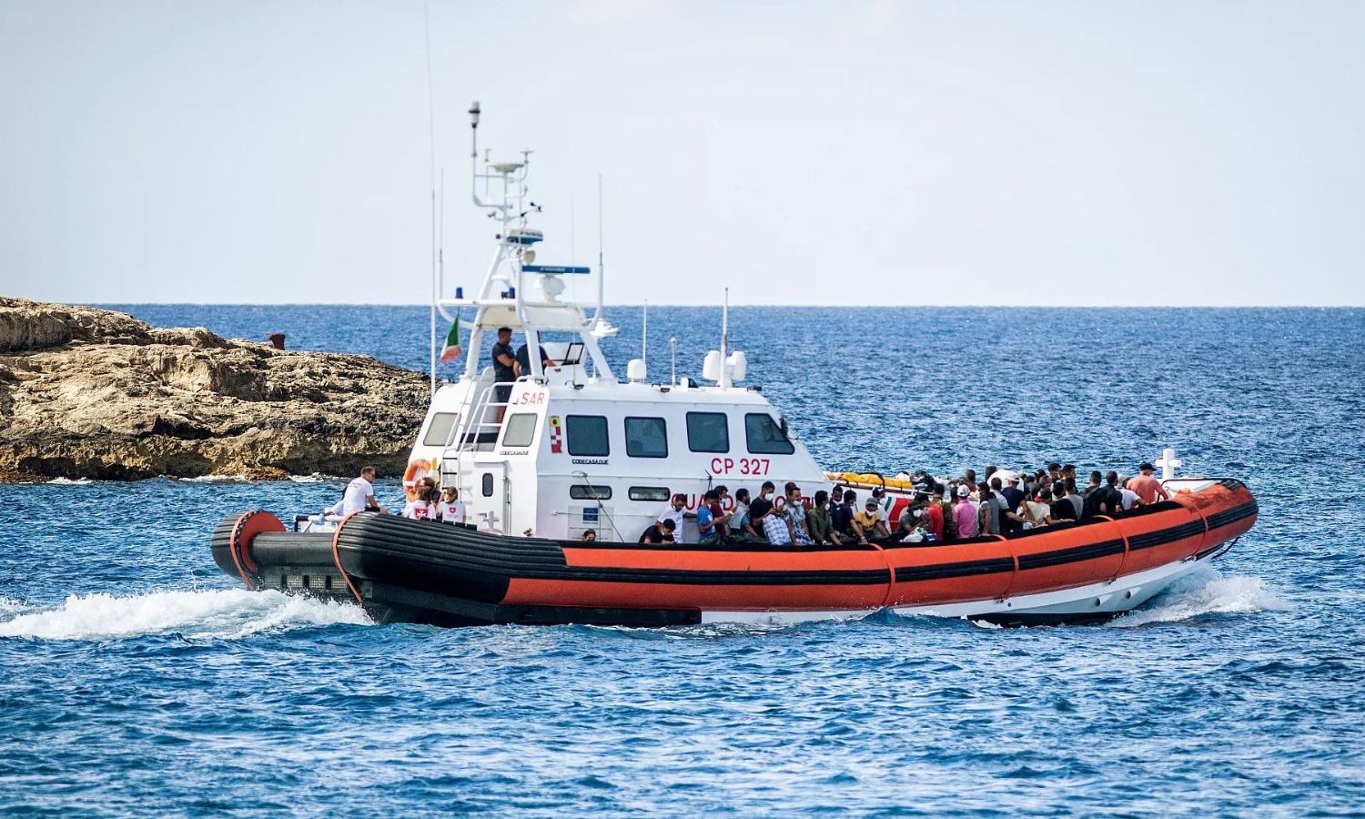 العثور على ثمانية جثث لمهاجرين وإنقاذ 40 آخرين على متن زورق قبالة جزيرة لامبيدوزا الإيطالية- 3 من شباط 2023 (euronews)