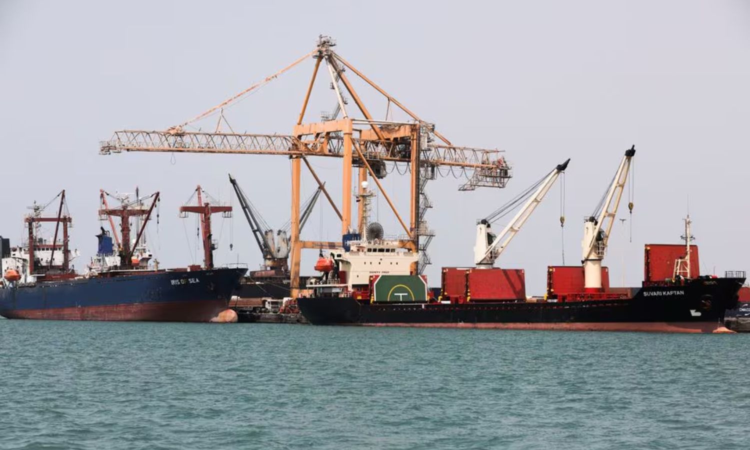 سفينة تجارية ترسو في ميناء الحديدة على البحر الأحمر ضمن سيطرة الحوثيين- 25 من شباط 2024 (رويترز)