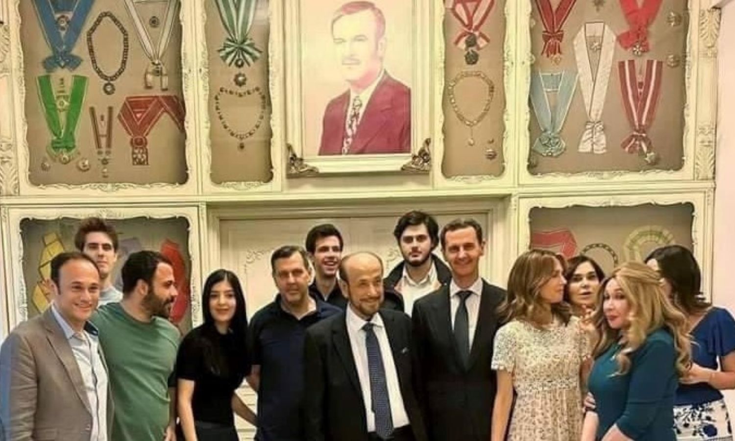 صورة تجمع أفراد عائلة الأسد تداولها ناشطون في 2023 (فيس بوك)