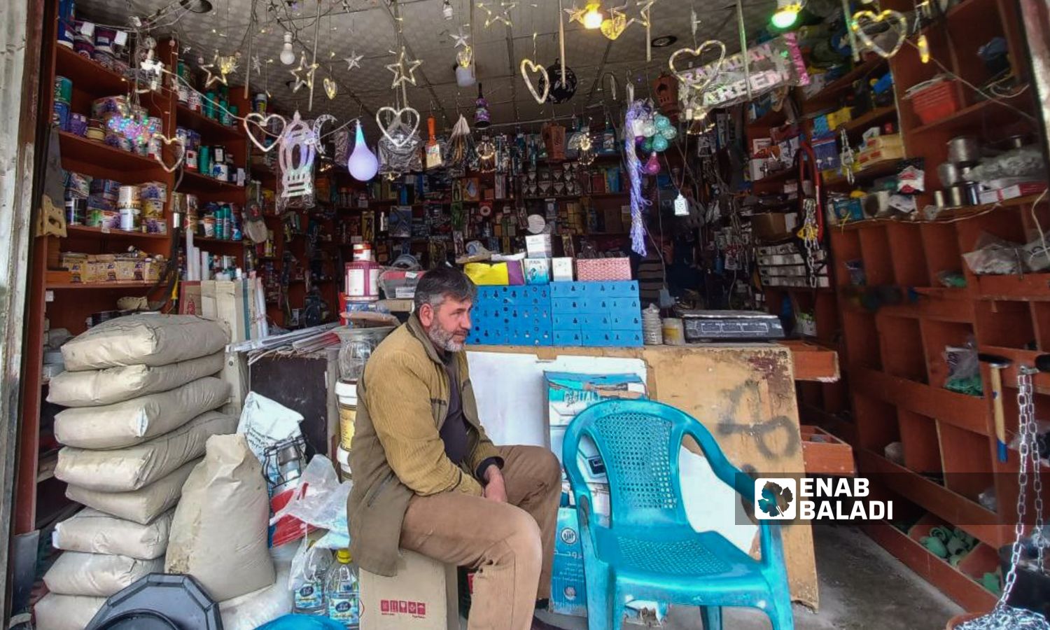 زينة رمضان معلقة في محل لبيع الخرداوات في درعا المحطة- 18 من آذار 2024 (عنب بلدي/سارة الأحمد)
