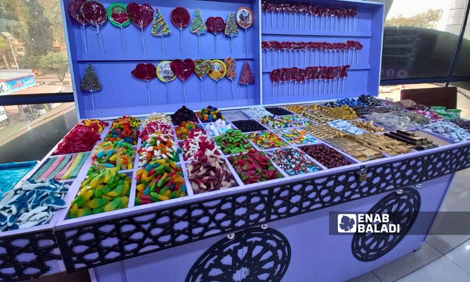 بسطة حلويات في محل لبيع المواد الغذائية  في درعا المحطة- 18 من آذار 2024 (عنب بلدي/سارة الأحمد)