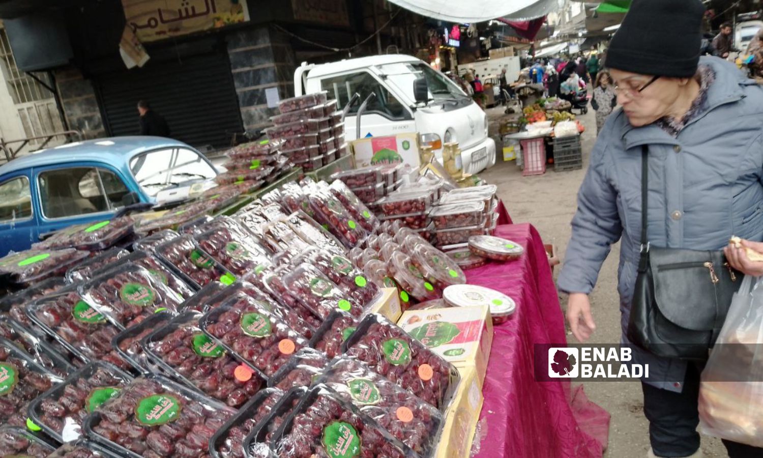 تمور معروضة للبيع في سوق ساروجة بدمشق - 3 من شباط 2024 (عنب بلدي/ سارة الأحمد)
