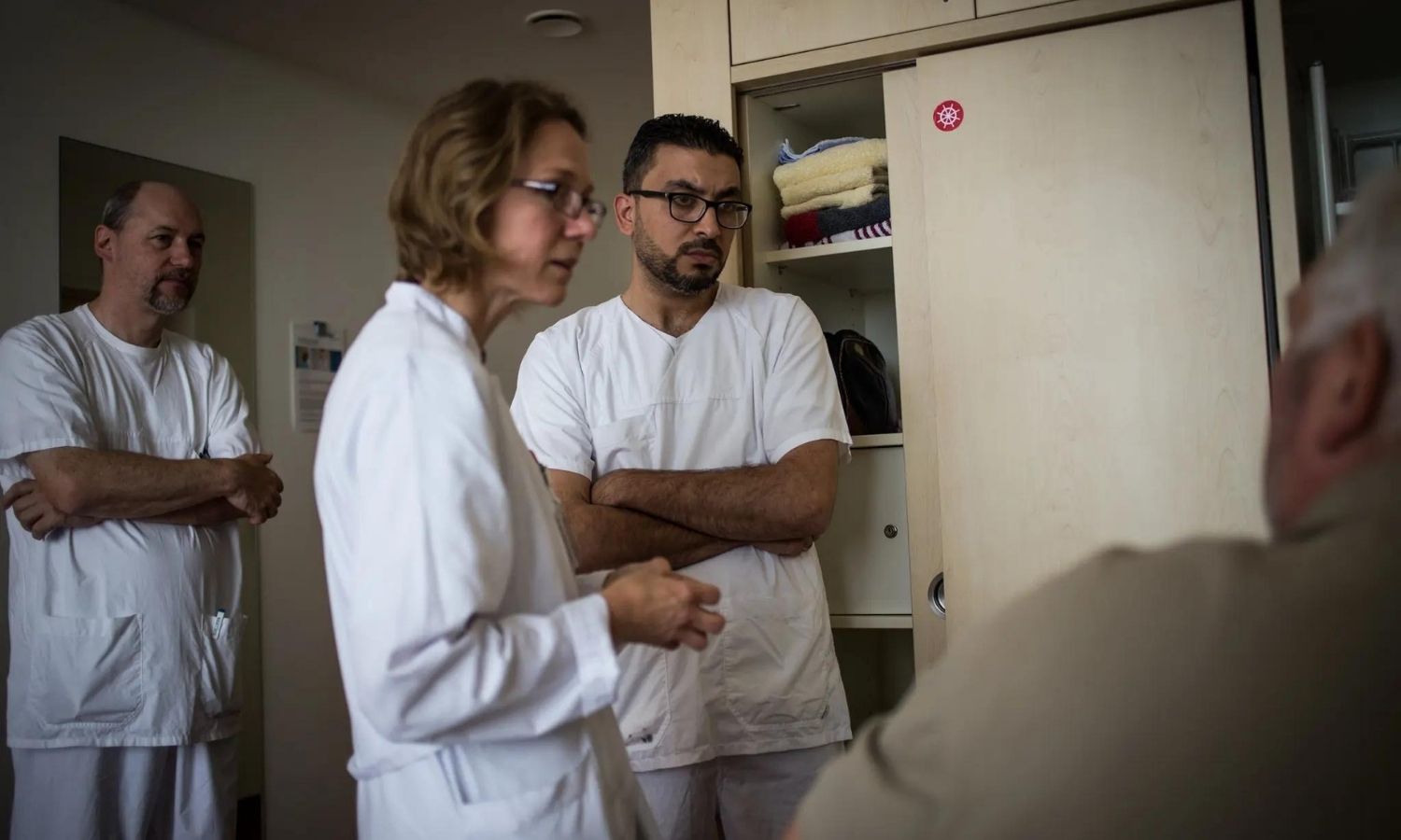 الطبيب أيهم إبراهيم يرافق أحد الأطباء خلال جولاته في عيادة الساحل الغربي في هايد ألمانيا - 8 من أيلول 2018 (نيويورك تايمز)