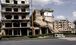 أبنية مهدمة في مدينة حرستا بريف دمشق- 5 من آذار 2024 (عنب بلدي/سارة الأحمد)