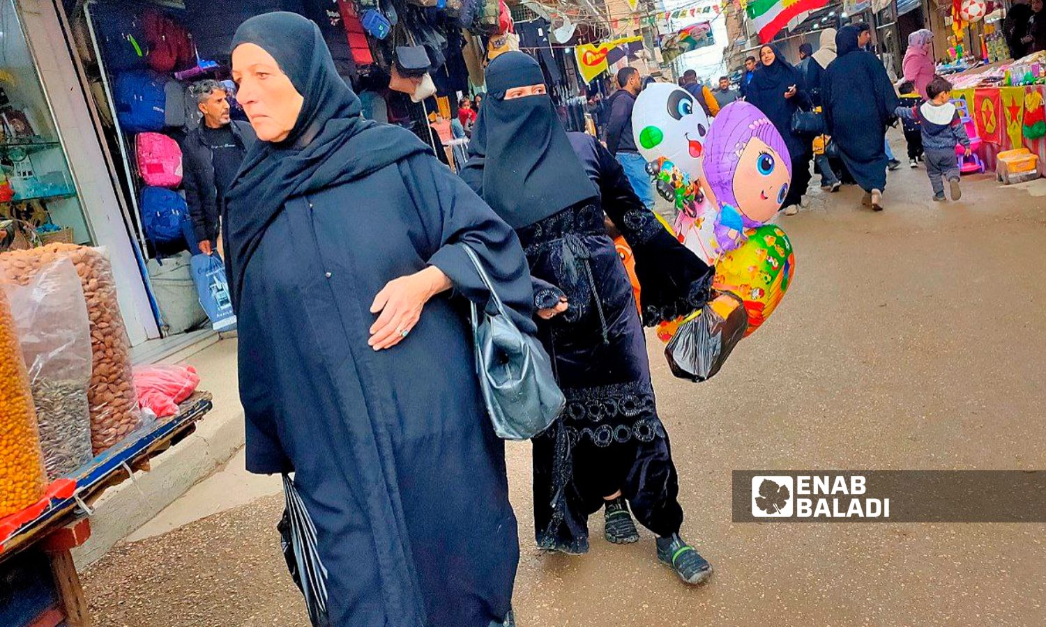 مدنيون في القامشلي يشترون حاجيات رمضان- 19 من آذار 2024 (عنب بلدي/ مجد السالم)