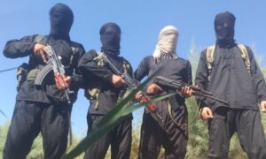 مقاتلون من تنظيم الدولة خلال إعلان بيعتهم لزعيم التنظيم- 10 من آب 2023 (معرّف التنظيم الرسمي في تيلجرام)