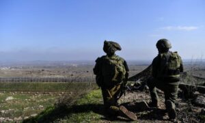 جنود إسرائيليون يعملون في مرتفعات الجولان السوري المحتل التي تحتلها إسرائيل قرب الحدود السورية- 28 من كانون الأول 2023 (جيروزاليم يوست)