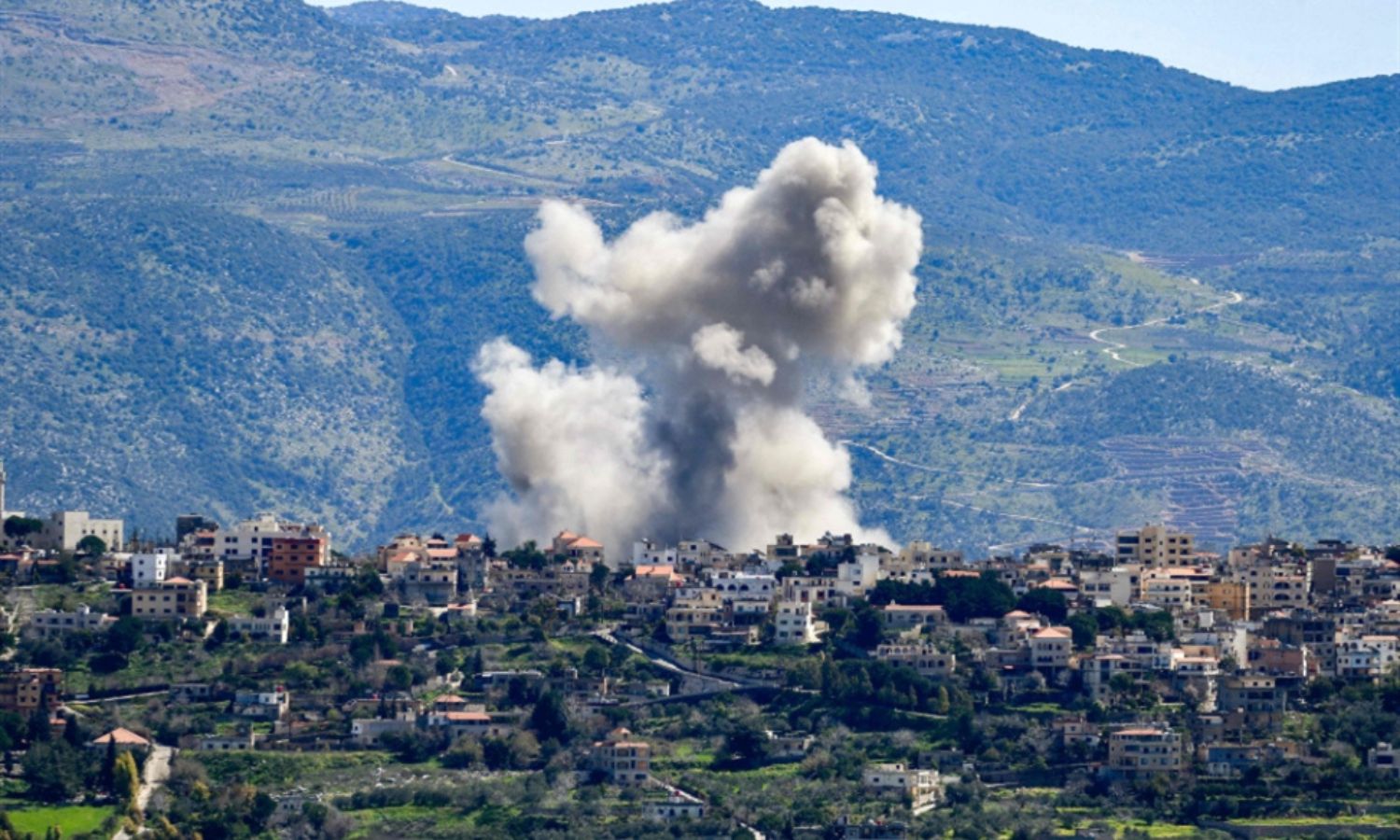 تصاعد الدخان نتيجة قصف إسرائيلي جنوبي لبنان (AFP)