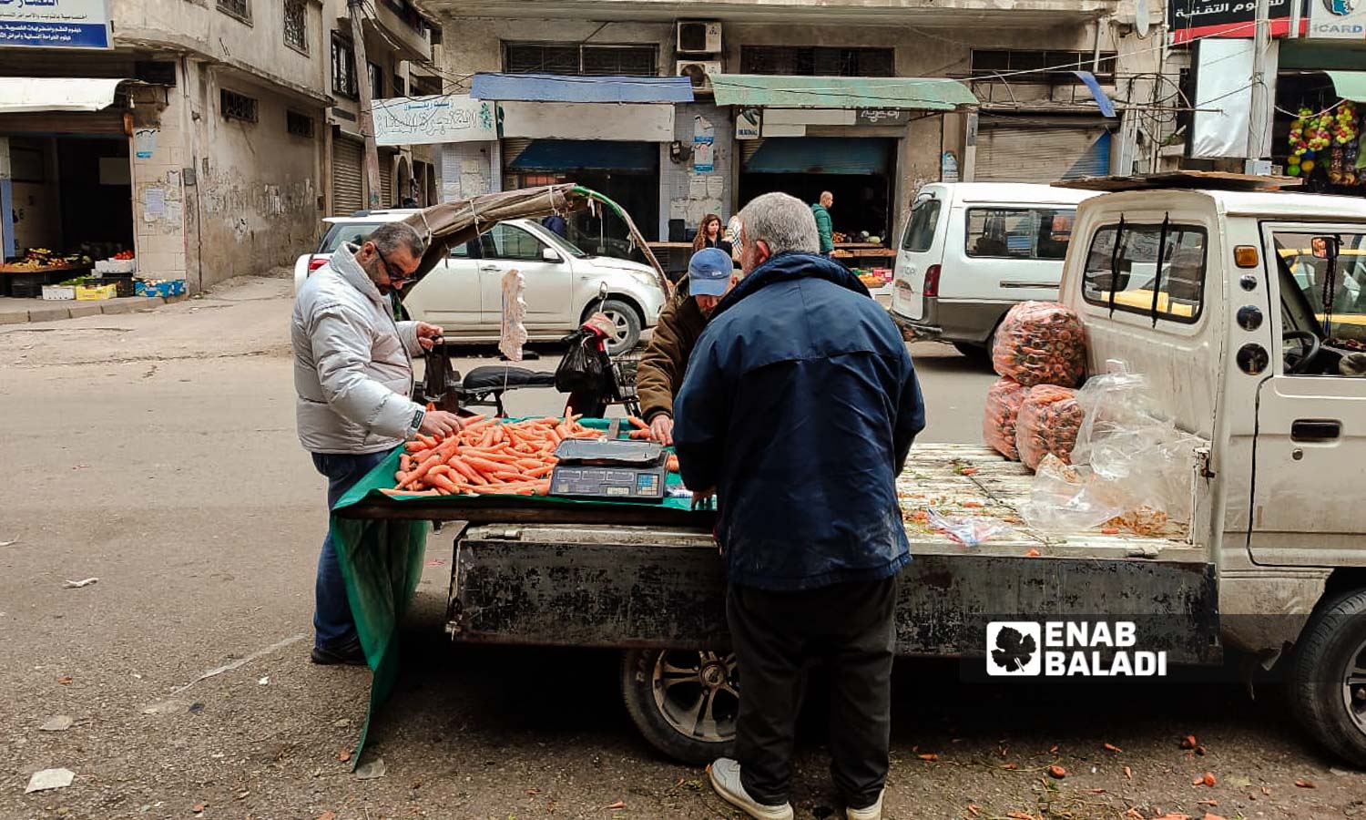 بائع  خضروات متجول في مدينة اللاذقية شمالي غربي سوريا - 17 من آذار 2024 (عنب بلدي/ليندا علي)