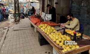 بائع خضروات في سوق الريجة بمدينة اللاذقية شمالي غربي سوريا - 17 من آذار 2024 (عنب بلدي/ليندا علي)