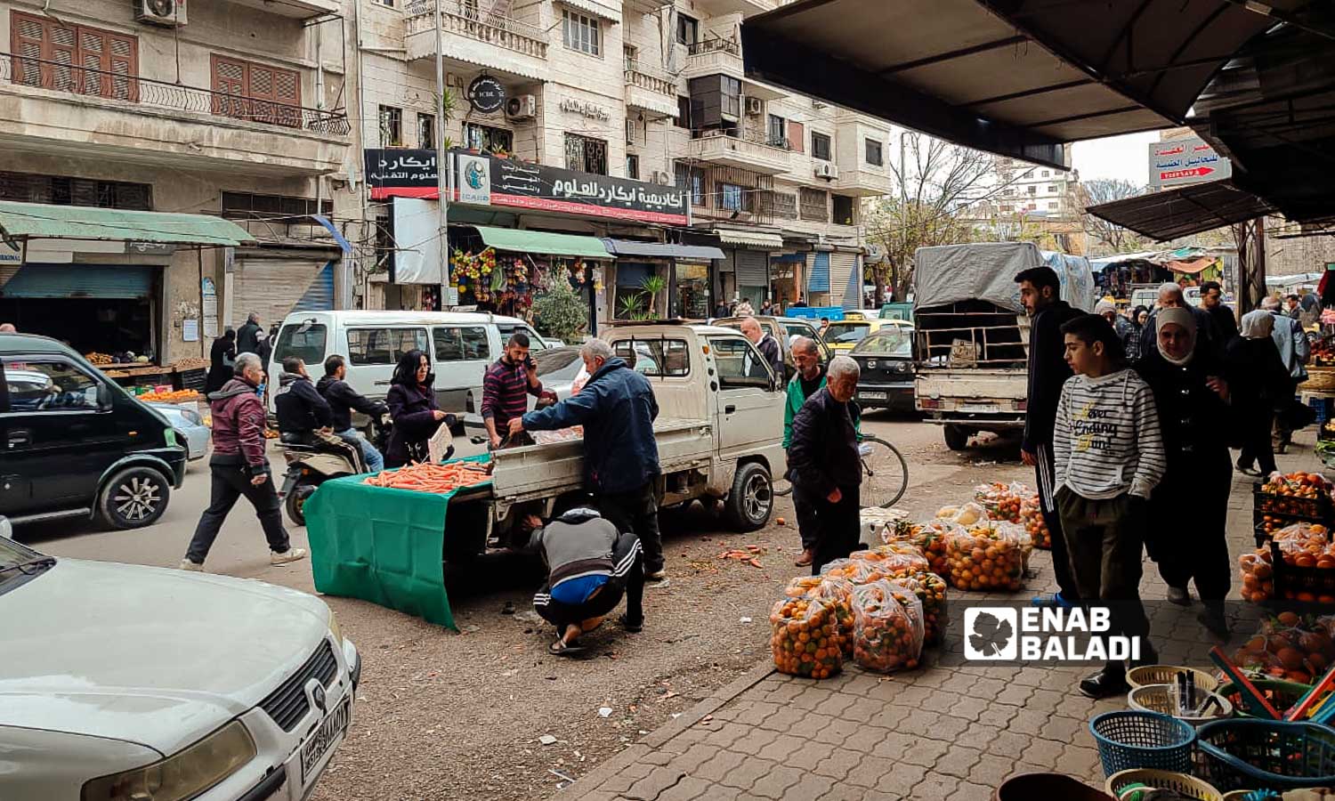 بائع  خضروات متجول في مدينة اللاذقية شمالي غربي سوريا - 17 من آذار 2024 (عنب بلدي/ليندا علي)