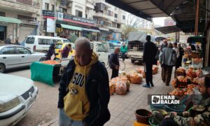  حركة سوق الريجة في مدينة اللاذقية شمالي غربي سوريا - 17 من آذار 2024 (عنب بلدي/ليندا علي)