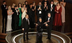 نولان وفريق عمل الفيلم خلال تلقي جوائز الأوسكار- 11 من آذار 2024  (رويترز)