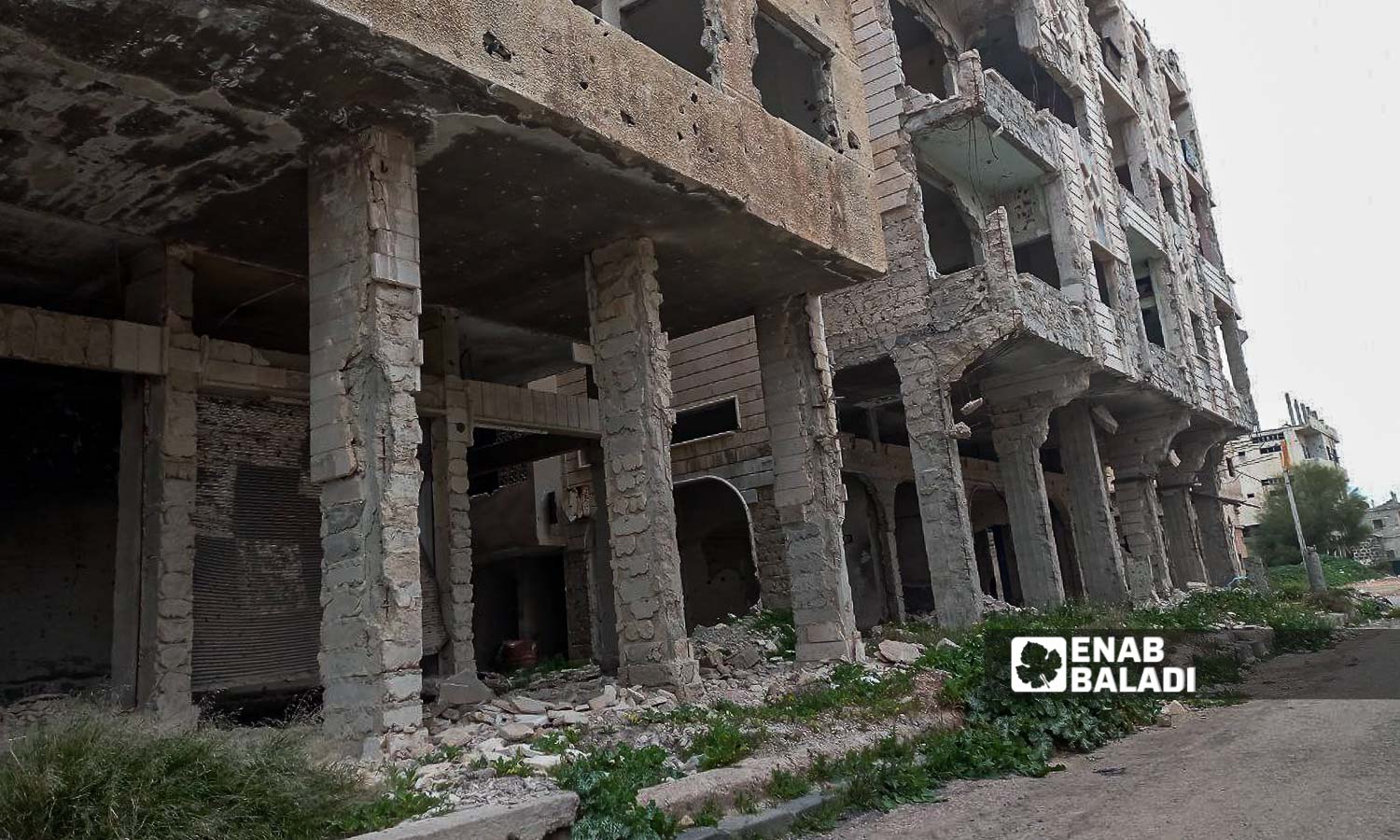 بناء مدمر في منطقة درعا المحطة جنوبي سوريا - 17 من آذار 2024 (عنب بلدي/ سارة الأحمد)