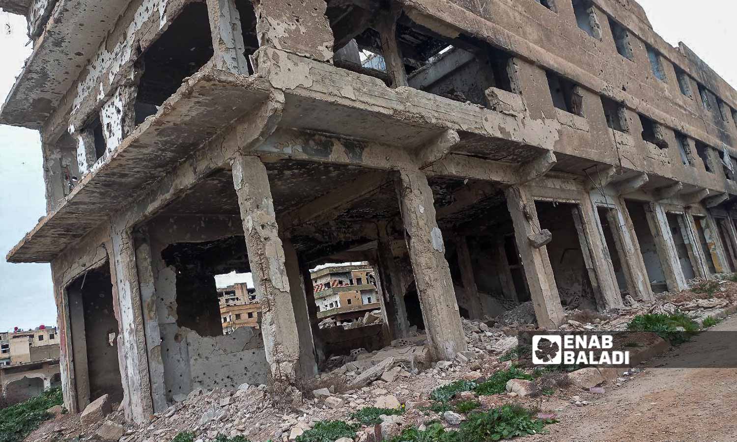 بناء مدمر في  منطقة درعا المحطة - 17 من آذار 2024 (عنب بلدي/ سارة الأحمد)