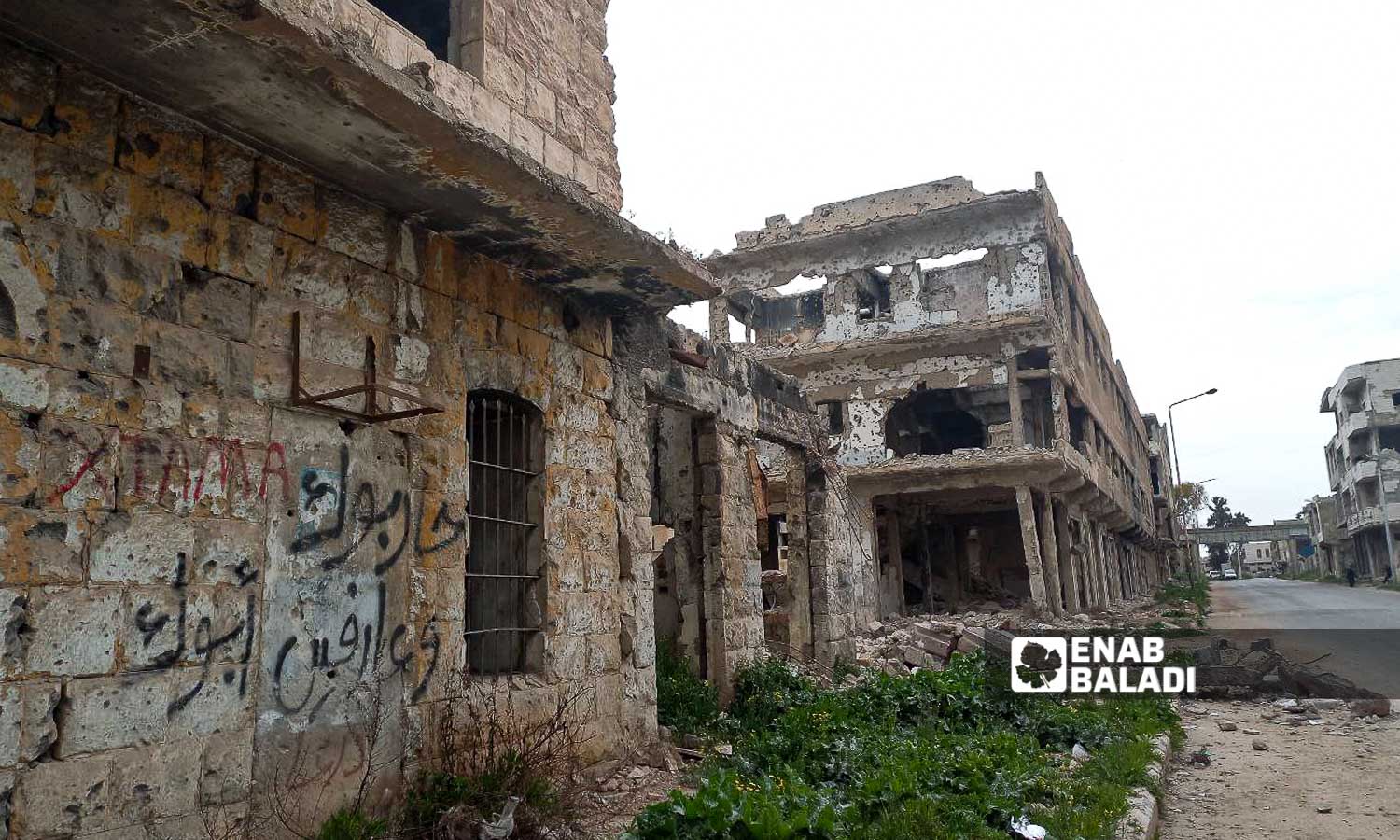 جدار مدمر كتب عليه "حاربوك وعارفين أبوك" في منطقة درعا المحطة جنوبي سوريا - 17 من آذار 2024 (عنب بلدي/ سارة الأحمد) 