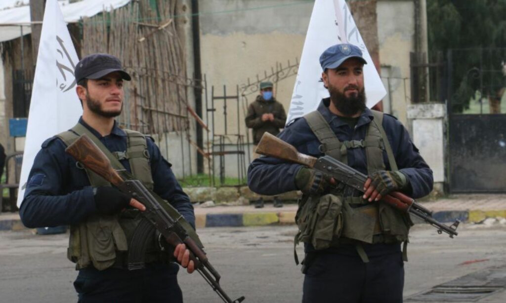 عنصران من الشرطة التابعة لوزارة الداخلية في حكومة "الإنقاذ" في إدلب - 18 من آذار 2022 (وزارة الداخلية)