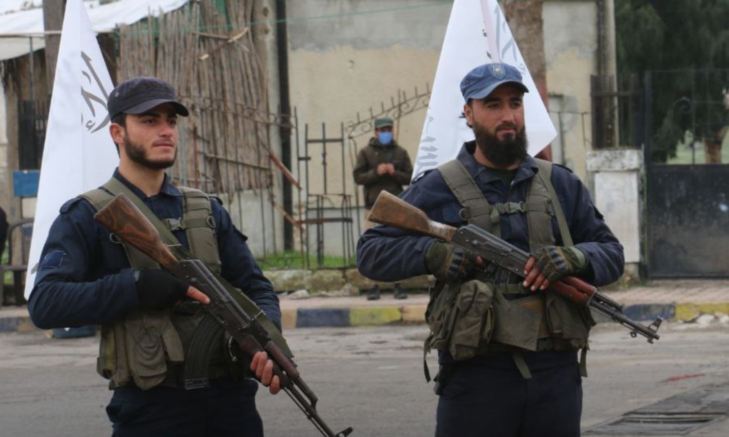 عنصران من الشرطة التابعة لوزارة الداخلية في حكومة "الإنقاذ" في إدلب - 18 من آذار 2022 (وزارة الداخلية)