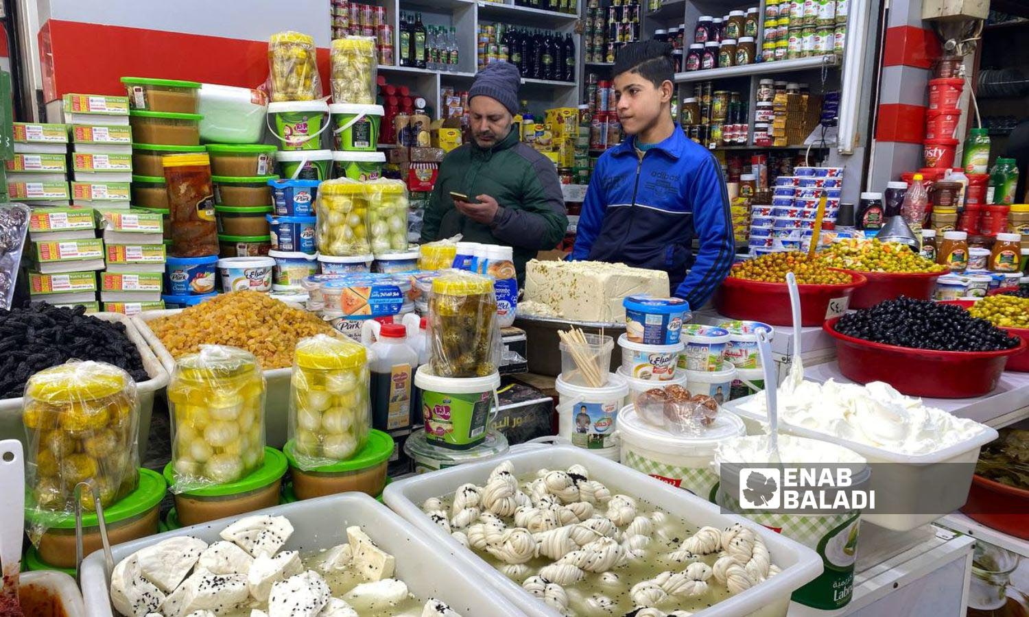 محل تجاري لبيع المواد الغذائية والأجبان في مدينة القامشلي -10 آذار 2024 (عنب بلدي/ريتا الأحمد) 