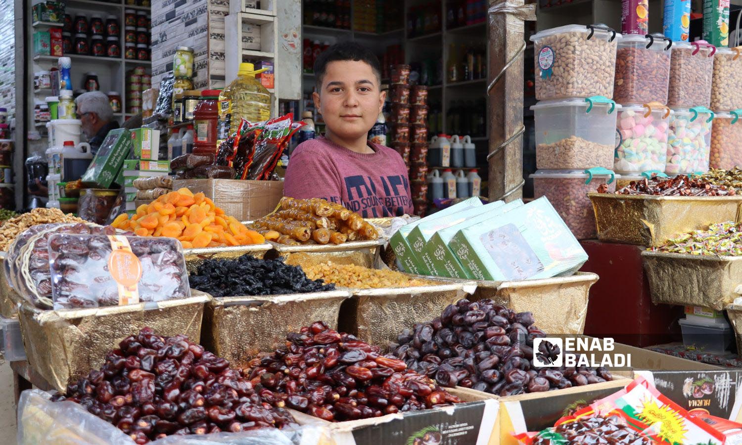 محل تجاري لبيع المواد الغذائية والتمور في مدينة القامشلي -10 آذار 2024 (عنب بلدي/ريتا الأحمد) 
