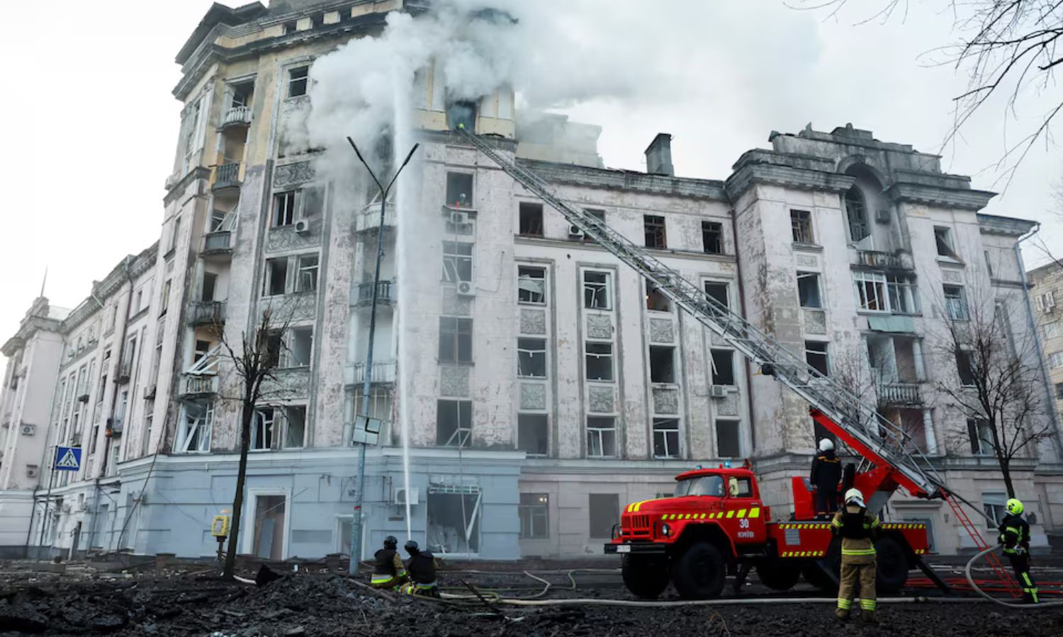 دخان يتصاعد من أحد المباني في كييف الأوكرانية نتيجة قصف روسي- 21 آذار 2024 (رويترز)