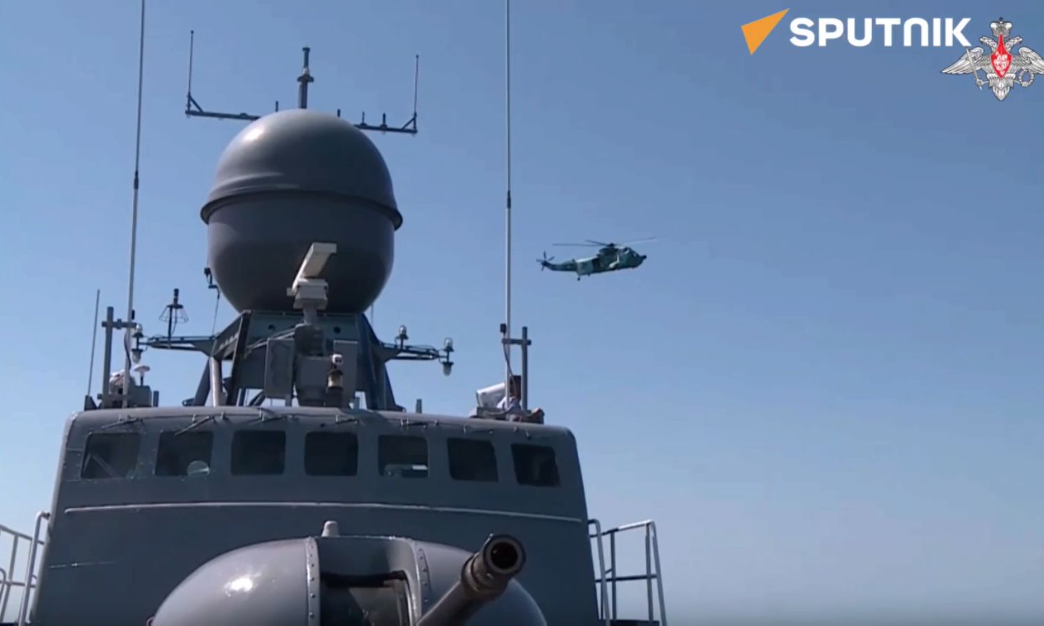 بارجة حربية وطائرة هيلكوبتر ضمن مناورات الحزام الأمني البحري 2024 (سبوتنيك)
