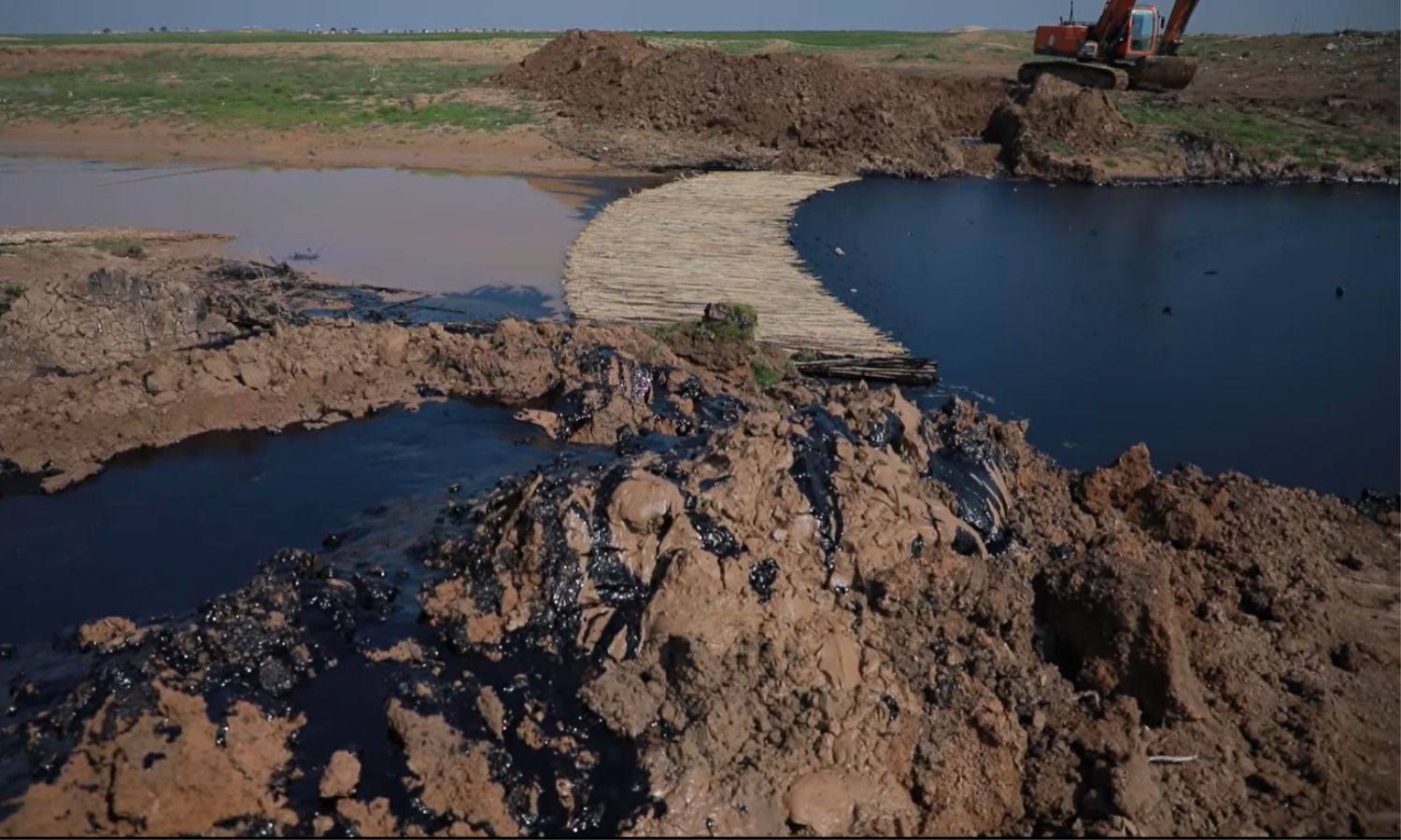 آثار تلوث أصاب نهر جقجق في مناطق سيطرة الإدارة الذاتية بسبب تسرب نفطي- 3 من آذار 2024 (الإدارة الذاتية)