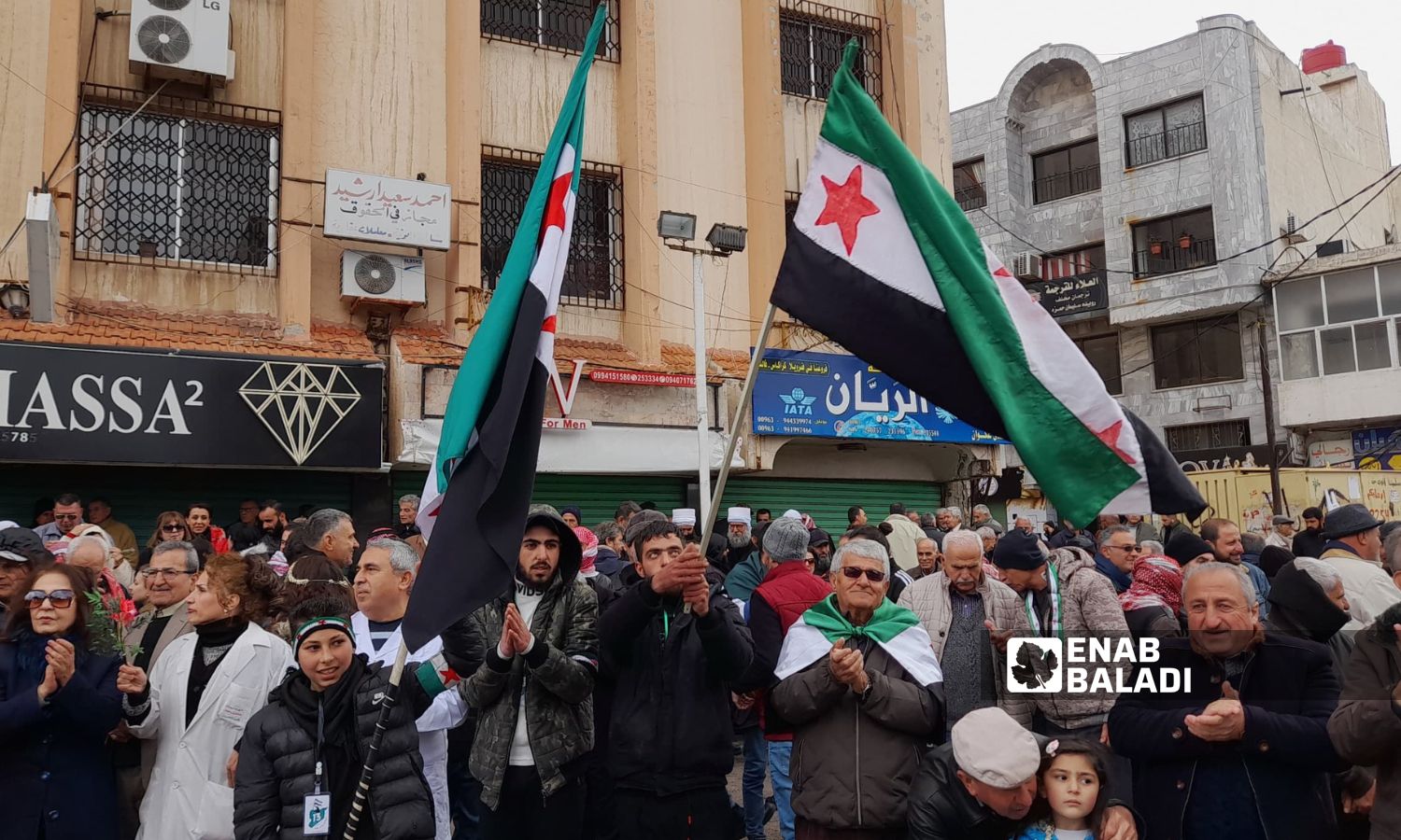 أعلام الثورة السورية حاضرة في الاحتجاجات السلمية لأهالي السويداء من ساحة الكرامة- 22 من آذار 2024 (عنب بلدي)