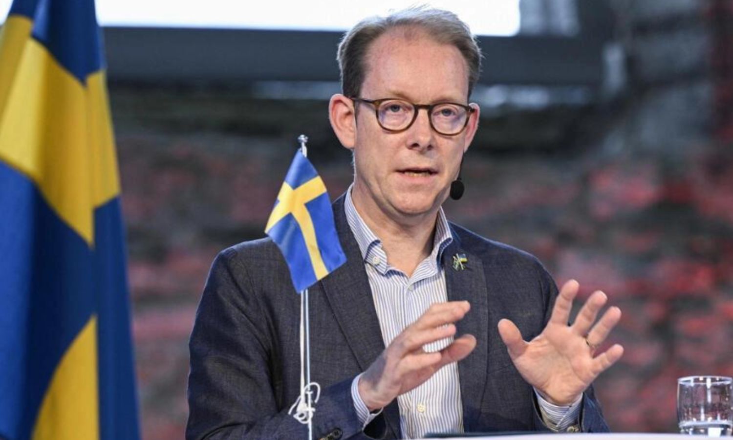 وزير الخارجية السويدي توبياس بيلستروم يلقي كلمة في مؤتمر صحفي في أطلال كنيسة القديس نيكولاي في فيسبي بجزيرة جوتلاند السويدية - 27 حزيران 2023 (فرانس 24)